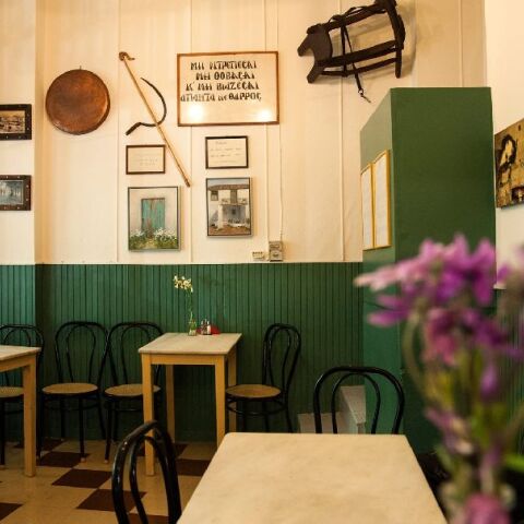 4 στέκια με χαλαρή διάθεση, τραπεζάκια έξω και νοστιμιά στα 15  ευρώ