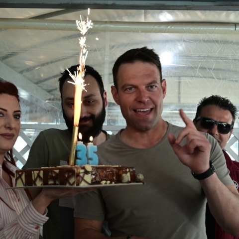 Ο Στέφανος Κασσελάκης γιόρτασε τα 35α γενέθλιά του μετά την ορκωμοσία του στη Θήβα (Βίντεο)