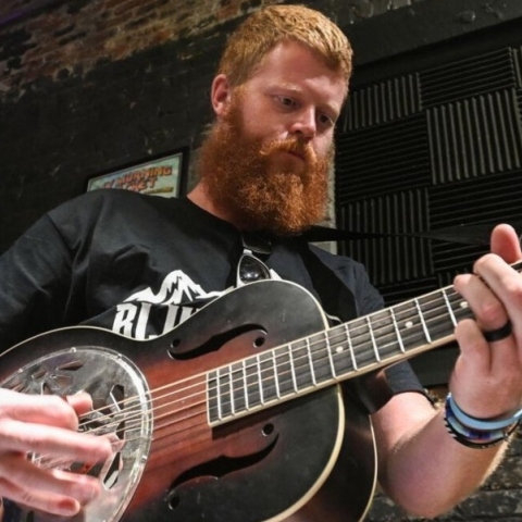 Ο Oliver Anthony κυκλοφορεί το ντεμπούτο άλμπουμ «Hymnal of a Troubled Man’s Mind» 