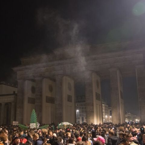 Πάρτι στην Πύλη του Βρανδεμβούργου για τη νομιμοποίηση της κάνναβης