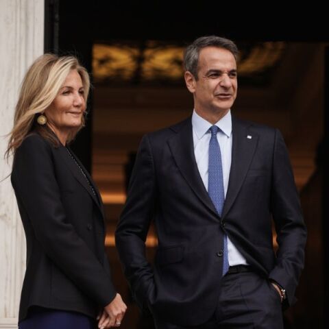 Η Μαρέβα Μητσοτάκη και ο Κυριάκος Μητσοτάκης στην είσοδο του Μεγάρου Μαξίμου 