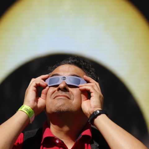 Εκατομμύρια Αμερικανοί έτοιμοι να παρατηρήσουν την ολική έκλειψη ηλίου	 