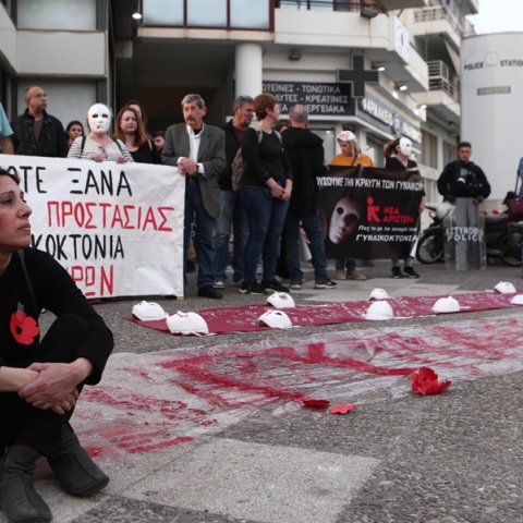 Συγκέντρωση διαμαρτυρίας έξω από το ΑΤ Αγίων Αναργύρων για τη γυναικοκτονία της 28χρονης