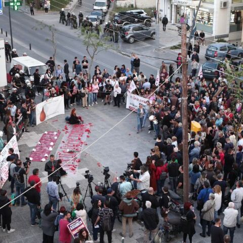 Διαμαρτυρία στο σημείο δολοφονίας της Κυριακής, έξω από το ΑΤ Αγίων Αναργύρων