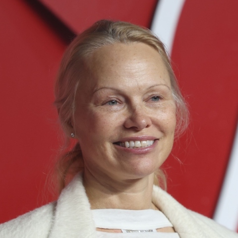 Η Πάμελα Άντερσον κυκλοφορεί το πρώτο της βιβλίο μαγειρικής  «I Love You: Recipes from the Heart»