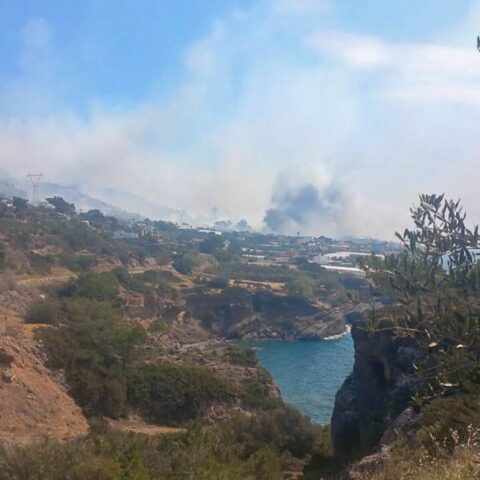 Ιεράπετρα: Αμείωτη η ένταση των ανέμων, διάσπαρτες εστίες