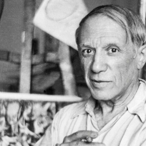 Ο Πικάσο ποζάρει στο ατελιέ του στο Παρίσι, στη διάρκεια διαλείμματος