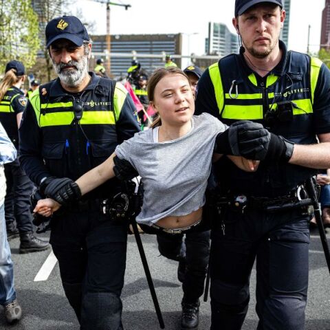 Γκρέτα Τούνμπεργκ: Η ακτιβίστρια για το κλίμα τέθηκε υπό κράτηση δύο φορές σε διαδήλωση στην Ολλανδία - Προσπάθησαν να αποκλείσουν αυτοκινητόδρομο στη Χάγη. 