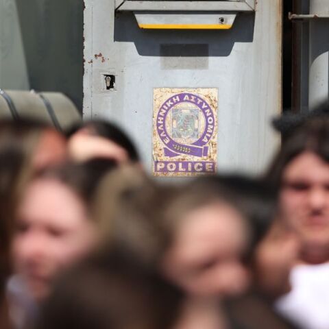 Στιγμιότυπο από διαμαρτυρία έξω από το ΑΤ Αγίων Αναργύρων για τη δολοφονία της Κυριακής Γρίβα