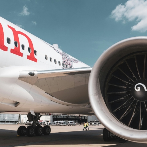 Boeing: Απώλεια καλύμματος κινητήρα πυροδοτεί έρευνα της FAA