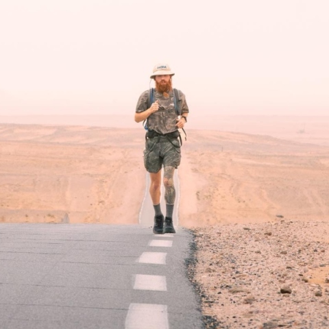 O Ρας Κούκ, ένας Άγγλος δρομέας μεγάλων αποστάσεων κατάφερε να τερματίσει χθες Κυριακή στο βορειότερο σημείο της Αφρικής