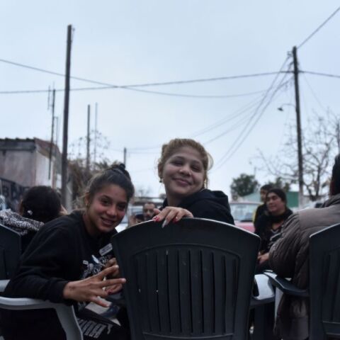 Παιδιά χαιρετούν τον φωτογραφικό φακό στον οικισμό Ρομά Αγία Σοφία στα Διαβατά Θεσσαλονίκης