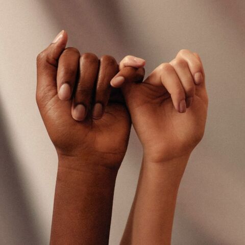 Έρευνα: Το άγγιγμα μπορεί να μειώσει τον πόνο, την κατάθλιψη και το άγχος,