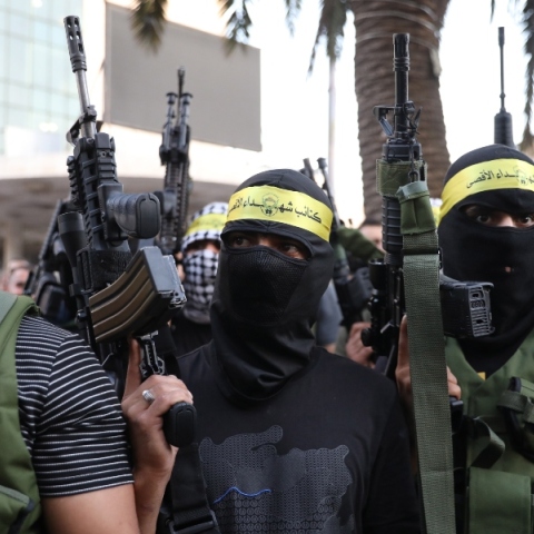 Μέλη των Ταξιαρχιών Al-Aqsa, της ένοπλης πτέρυγας του παλαιστινιακού κινήματος Φατάχ, κρατούν όπλα κατά τη διάρκεια συγκέντρωσης για την υποστήριξη του Παλαιστίνιου κρατούμενου και καρκινοπαθούς Nasser Abu Hamid στην πόλη Nablus στη Δυτική Όχθη