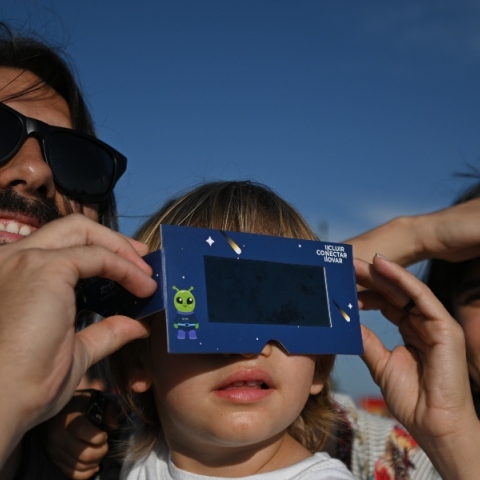 Μια οικογένεια παρατηρεί την έκλειψη ηλίου