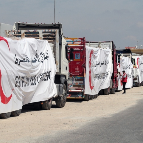 Φορτηγά με ανθρωπιστική βοήθεια στα σύνορα Αιγύπτου Γάζας