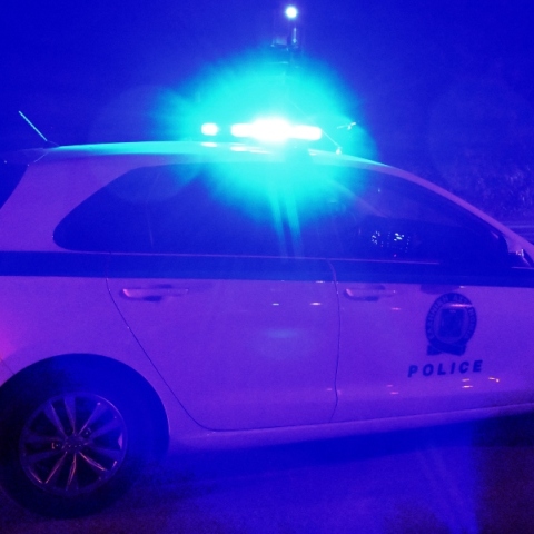 Περιπολικό της αστυνομίας με μπλε φάρο κατ΄ατη διάρκεια της νύχτας 