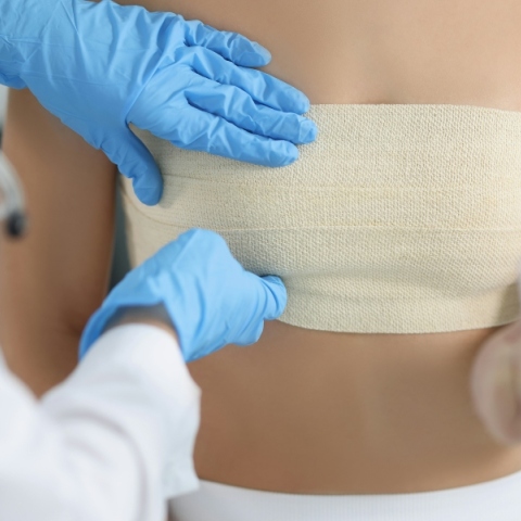 Γιατρός εξετάζει ασθενή για καρκίνο του μαστού