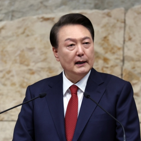 Ο πρόεδρος της Νότιας Κορέας Γιουν Σουκ Γέολ μιλάει στο κοινοβούλιο 