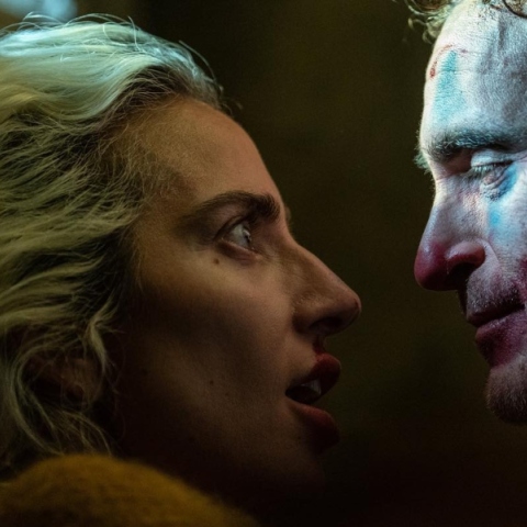 Joaquin Phoenix ως Joker και η Lady Gaga ως Harley Quinn αγκαλιασμένοι