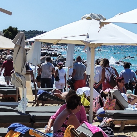 Κινητοποίηση πολιτών με αίτημα την ελεύθερη πρόσβαση στις παραλίες στη Νικήτη Χαλκιδικής, Κυριακή 6 Αυγούστου 2023. Η ομάδα των πολιτών ενημέρωσε τους λουόμενους για το πρόβλημα της προσβασιμότητας στις παραλίες, ενώ σε ολόκληρο το παραλιακό μέτωπο της περιοχής πραγματοποιήθηκε ενημέρωση και καταγραφή του προβλήματος