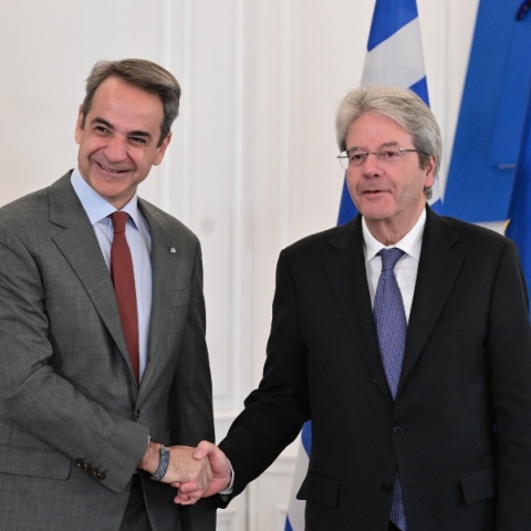 Χειραψία του Πρωθυπουργού Κυριάκου Μητσοτάκη με τον Επίτροπο Οικονομίας της Ευρωπαϊκής Ένωσης Paolo Gentiloni, Μέγαρο Μαξίμου