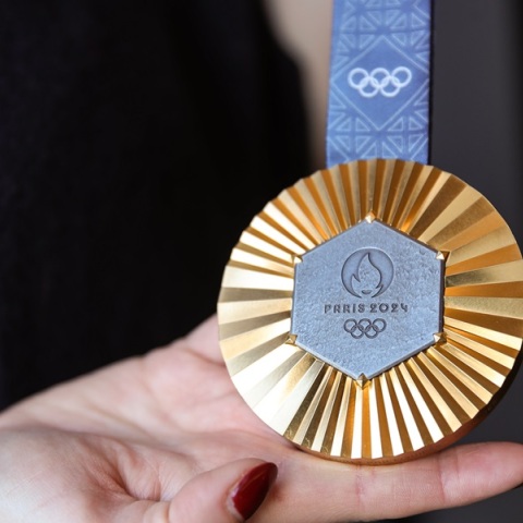 Το χρυσό μετάλλιο που θα λάβουν οι αθλητές για τις επιτυχίες τους στους Ολυμπιακούς Αγώνες στο Παρίσι 