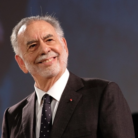 O Φράνσις Φορντ Κόπολα σε κοντινό πλάνο να χαμογελάει