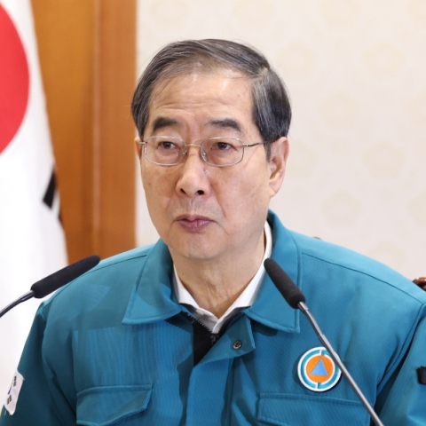 Ο πρωθυπουργός της Νότιας Κορέας Χαν Ντοκ-σου μιλάει κατά τη διάρκεια συνάντησης υπουργών στο κυβερνητικό συγκρότημα στη Σεούλ