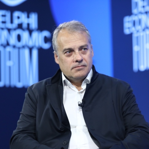 Ο Μιχάλης Μπλέτσας καθισμένος στο 8ο Οικονομικό Φόρουμ των Δελφών