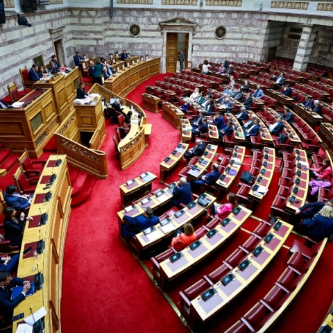 Πανοραμική άποψη του ελληνικού κοινοβουλίου με βουλευτές