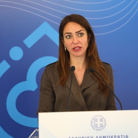 H υπουργός Εργασίας, Δόμνα Μιχαηλίδου μιλάει όρθια στο βήμα σε συνέντευξη τύπου