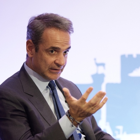 O Κυριάκος Μητσοτάκης μιλάει καθισμένος σε επίσκεψή του στη Ρόδο