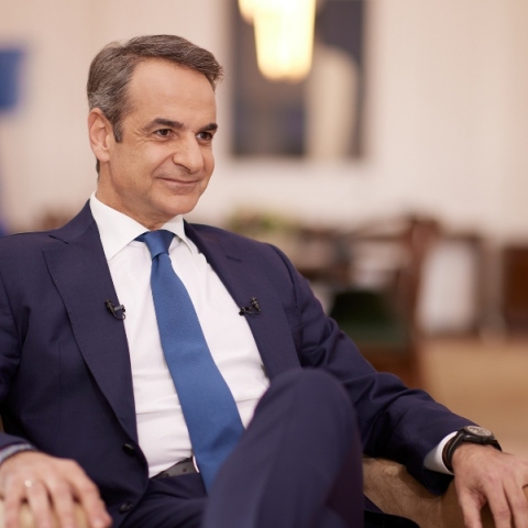 Ο Κυριάκος Μητσοτάκης καθισμένος σε καρέκλα στη συνέντευξη του στην εκπομπή "Καλημέρα Ελλάδα" και στους δημοσιογράφους Γιώργο Παπαδάκη και Μαρία Αναστασοπούλου