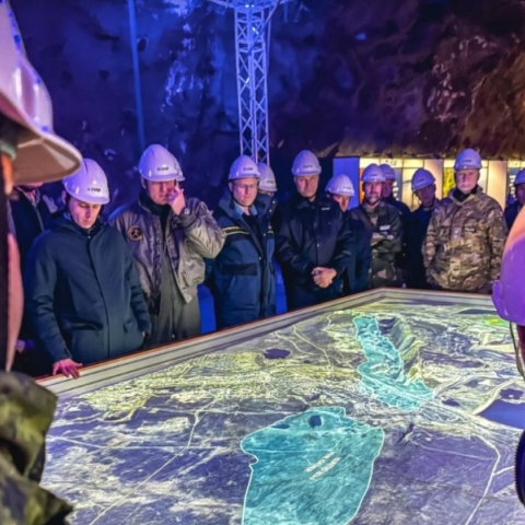 Σουηδοί στρατιωτικοί όρθιοι γύρω από τραπέζι με χάρτες