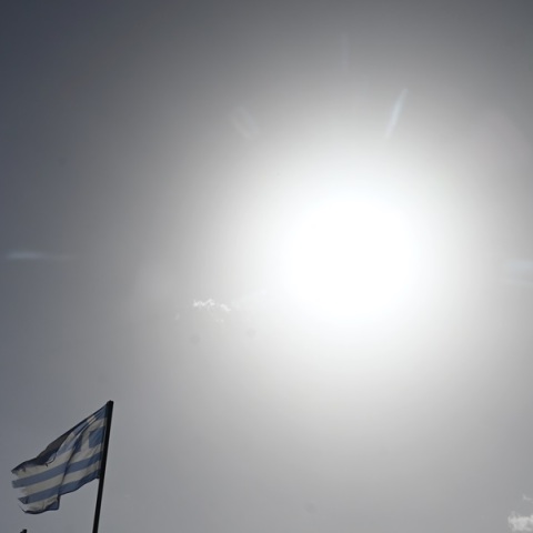 Παραμένουν οι υψηλές θερμοκρασίες την Παρασκευή ενώ επιστρέφει η αφρικανική σκόνη