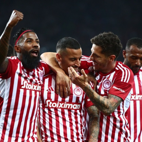 Ο Ολυμπιακός επικράτησε της Φενέρ και οι παίχτες του πανηγυρίζουν το γκολ 