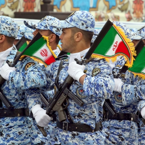 Μέλη της Πολεμικής Αεροπορίας της Ισλαμικής Δημοκρατίας του Ιράν παρελαύνουν κρατώντας όπλα και ιρανικές σημαίες