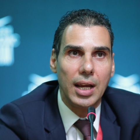 Ο υφυπουργός Υγείας Μάριος Θεμιστοκλέους μιλάει στο μικρόφωνο καθισμένος