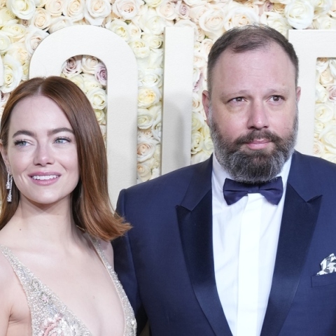 Η Έμμα Στόουν και ο Γιώργος Λάνθιμος σε κοντινό πλάνο ποζάρουν για το φακό