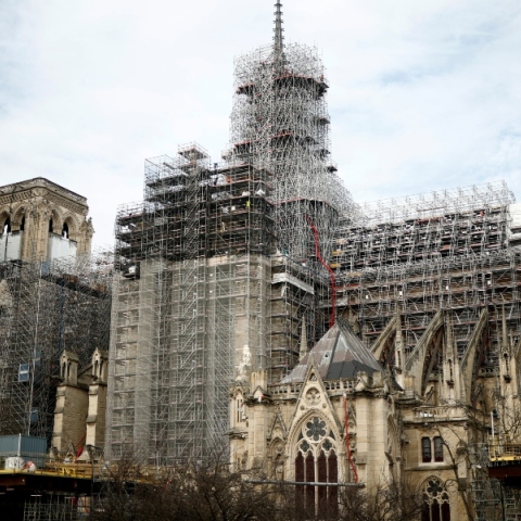 Ο καθεδρικός ναός της Παναγίας των Παρισίων με σκαλωσιές