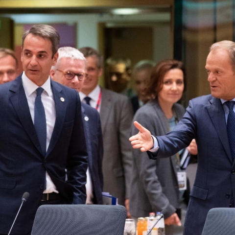 Ο πρωθυπουργός Κυριάκος Μητσοτάκης και ο πρωθυπουργός Ντόναλντ Τουσκ ετοιμάζονται να κάτσουνε στη Σύνοδο Κορυφή των κρατών-μελών της ΕυρωπαΪκής Ένωσης