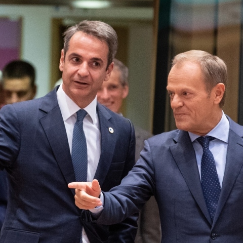 Ο πρωθυπουργός Κυριάκος Μητσοτάκης με τον πολωνό πρωθυπουργό Ντόναλντ Τουσκ όρθιοι να συζητάνε