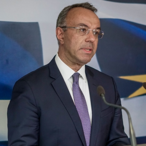 Ο Υπουργός Υποδομών και Μεταφορών Χρήστος Σταϊκούρας μιλάει όρθιος στο βήμα