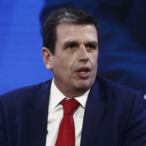 Ο υπουργός Μετανάστευσης και Ασύλου Δημήτρης Καιρίδης μιλάει καθιστός