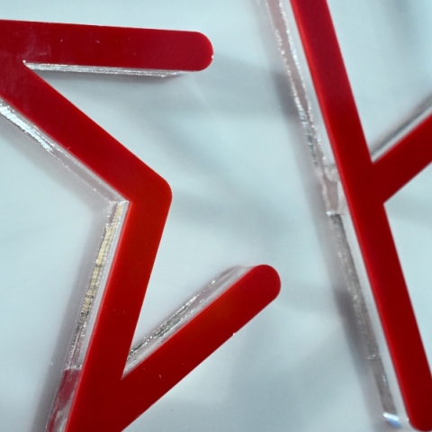 Πινακίδα μετα δύο πρώτα γράμματα της λέξης ΣΥΡΙΖΑ, Σ και Υ σε κόκκινο χρώμα