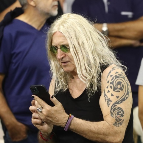 Νίκος Καρβέλας: Δεν έχω λεφτά, δεν είμαι συστημικός