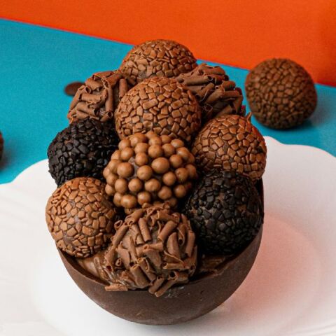 Ένα πασχαλινό σοκολατένιο αυγό γεμάτο σοκολατένια γλυκίσματα