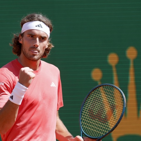 Θριάμβευσε ο Τσιτσιπάς έναντι του Σίνερ και προκρίθηκε στον τελικό του τουρνουά του Μόντε Κάρλο