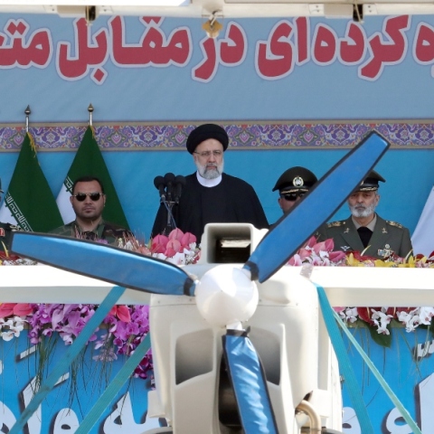 Ο Ιρανός Πρόεδρος Ebrahim Raisi μαζί με σταρτιωτικούς παρακολουθεί ένα drone κατά τη διάρκεια μιας τελετουργικής παρέλασης για την ετήσια Ημέρα του Εθνικού Στρατού στην Τεχεράνη,